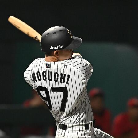 　８回、左前打を放つ野口（撮影・西田忠信）