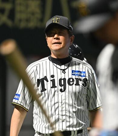 　７回を終え、選手交代を告げる平田２軍監督（撮影・西田忠信）