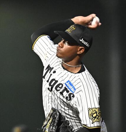 　力投する先発のマルティネス（撮影・西田忠信）