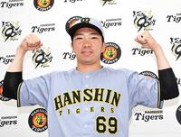 　球宴初出場が決まり、笑顔でポーズを決める石井（撮影・田中太一）