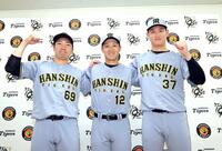 　監督選抜で球宴出場を決めた（左から）石井、坂本、及川（撮影・田中太一）