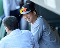 　川藤幸三氏と話をする藤川監督（撮影・田中太一）