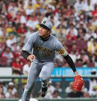 　１回、野間の打球に、マウンドを駆け降りる才木（撮影・市尻達拡）