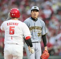 　１回、広島打線を無失点に抑えた才木は小園とすれ違う（撮影・田中太一）