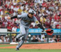 　１回、野間の打球に、マウンドを駆け降りる才木（撮影・市尻達拡）