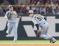 　２回、菊池の二盗時に梅野の送球がそれ、バックアップに入る中野（撮影・市尻達拡）