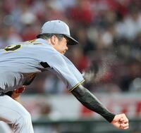 　３回、汗を飛ばしながら力投する才木（撮影・田中太一）