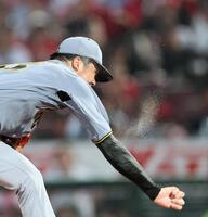 　３回、汗を飛ばしながら力投する才木（撮影・田中太一）