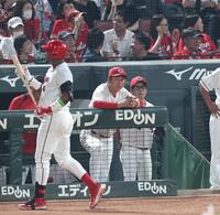 　４回、空振り三振に倒れてベンチに戻るモンテロ（左）と新井監督（中央）＝撮影・北村雅宏