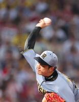 　汗を飛ばしながら力投する才木（撮影・市尻達拡）