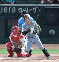 　８回、右前打を放つ豊田（撮影・北村雅宏）