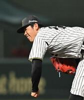 　８回から登板する鈴木（撮影・西田忠信）