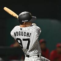 　８回、左前打を放つ野口（撮影・西田忠信）