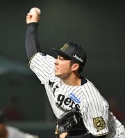 　８回途中から登板する椎葉（撮影・西田忠信）