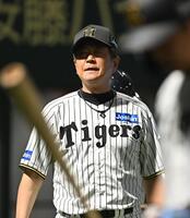 　７回を終え、選手交代を告げる平田２軍監督（撮影・西田忠信）