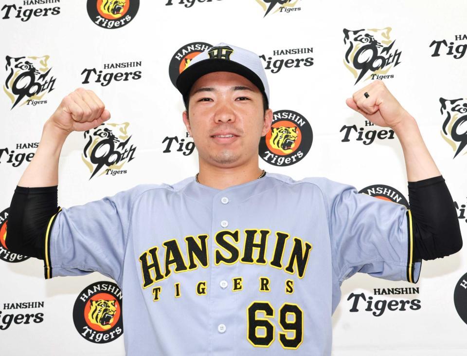 　球宴初出場が決まり、笑顔でポーズを決める石井（撮影・田中太一）