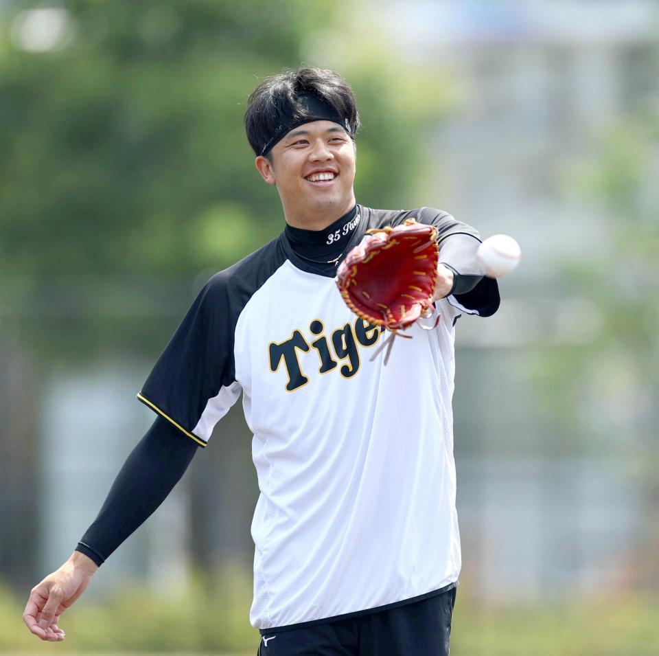 　笑顔を見せながらキャッチボールする才木（撮影・山口登）