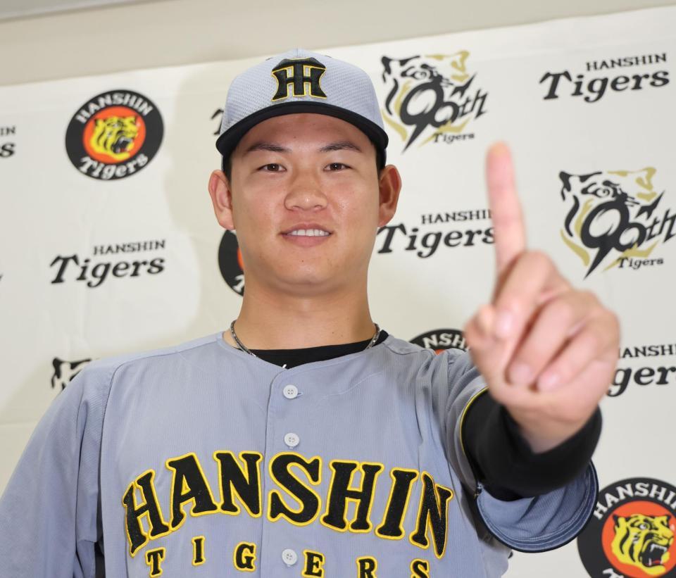 　ポーズを決める及川（撮影・田中太一）