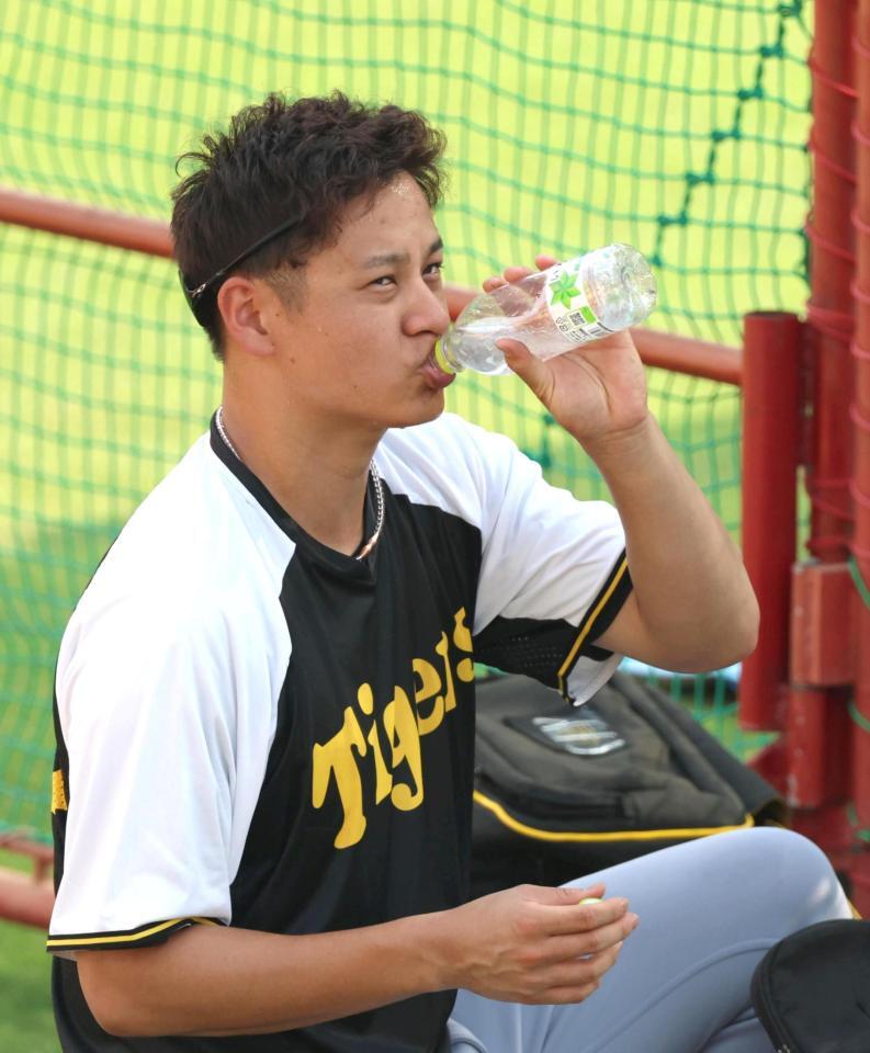 　練習中にペットボトルを口にする大竹（撮影・北村雅宏）