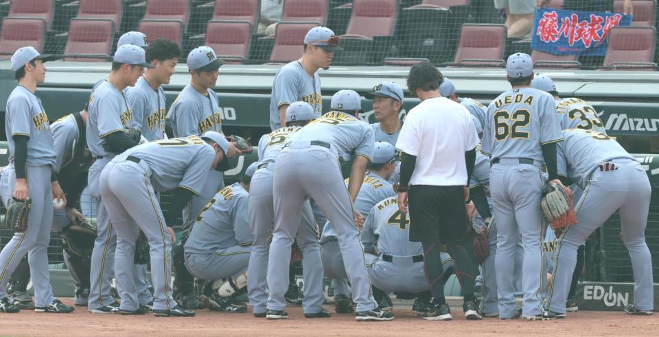 　試合前、円陣を組む阪神ナイン（撮影・北村雅宏）