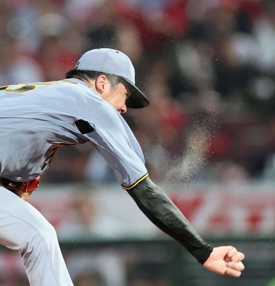 　３回、汗を飛ばしながら力投する才木（撮影・田中太一）