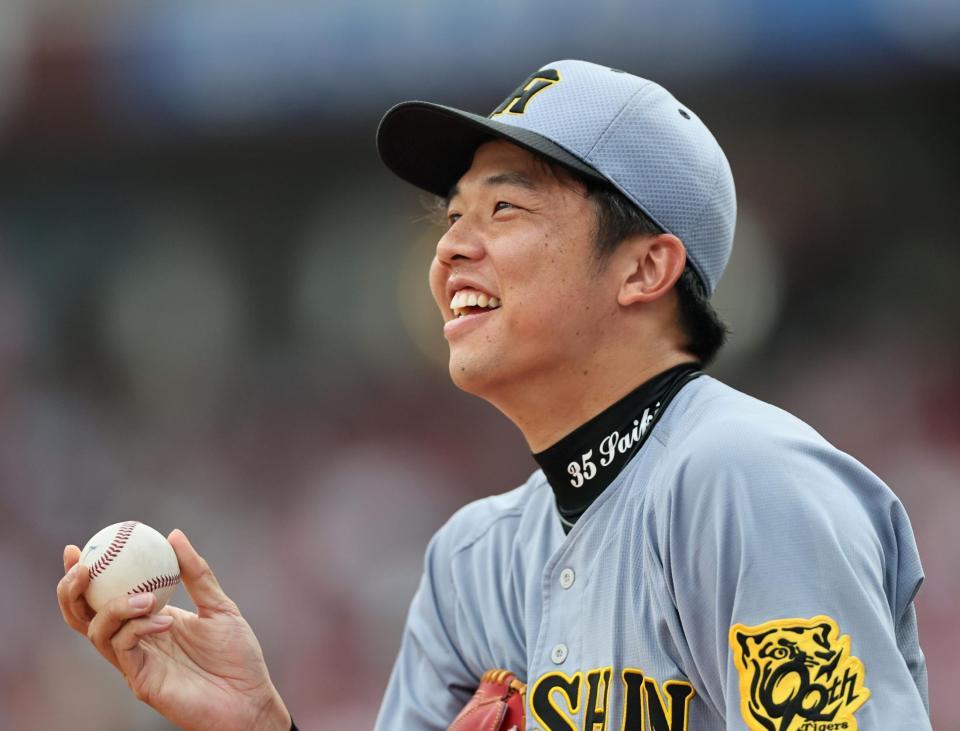 　１回、森下のファウルボールをよけながら苦笑いする才木（撮影・田中太一）