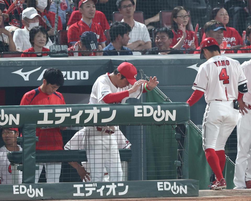 　４回、矢野（４）に代打を告げた新井監督（中央）＝撮影・北村雅宏