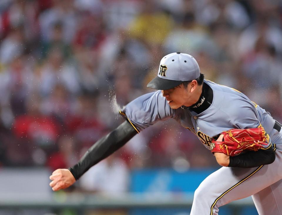 　汗を飛ばしながら力投する才木（撮影・市尻達拡）