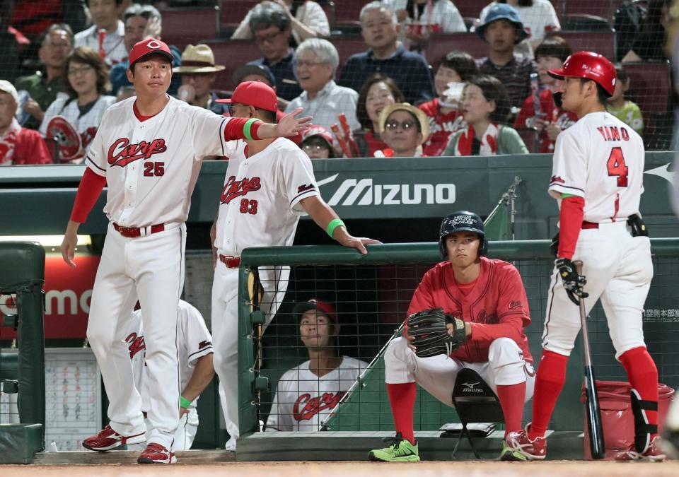 　４回、矢野（右）に代打を告げる新井監督（撮影・田中太一）