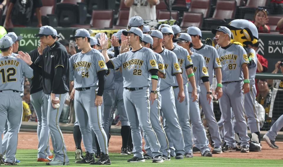 　チームが快勝し、ナインを迎える藤川監督（中央）＝撮影・北村雅宏