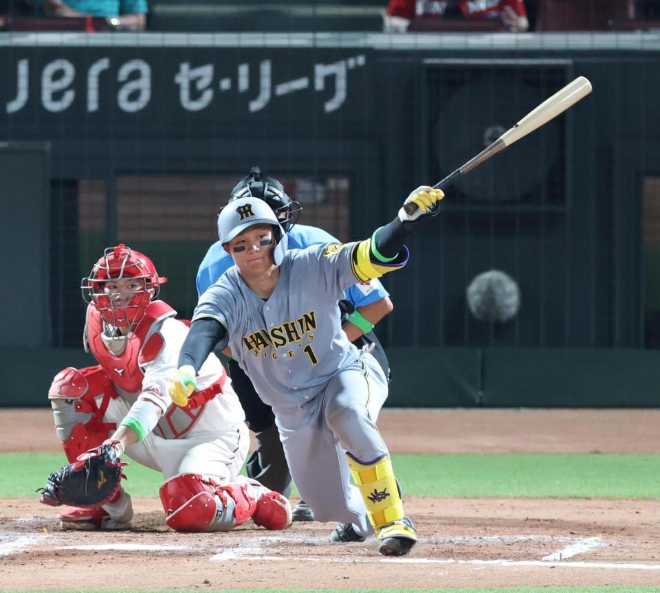 　９回、左前打を放つ森下（撮影・北村雅宏）