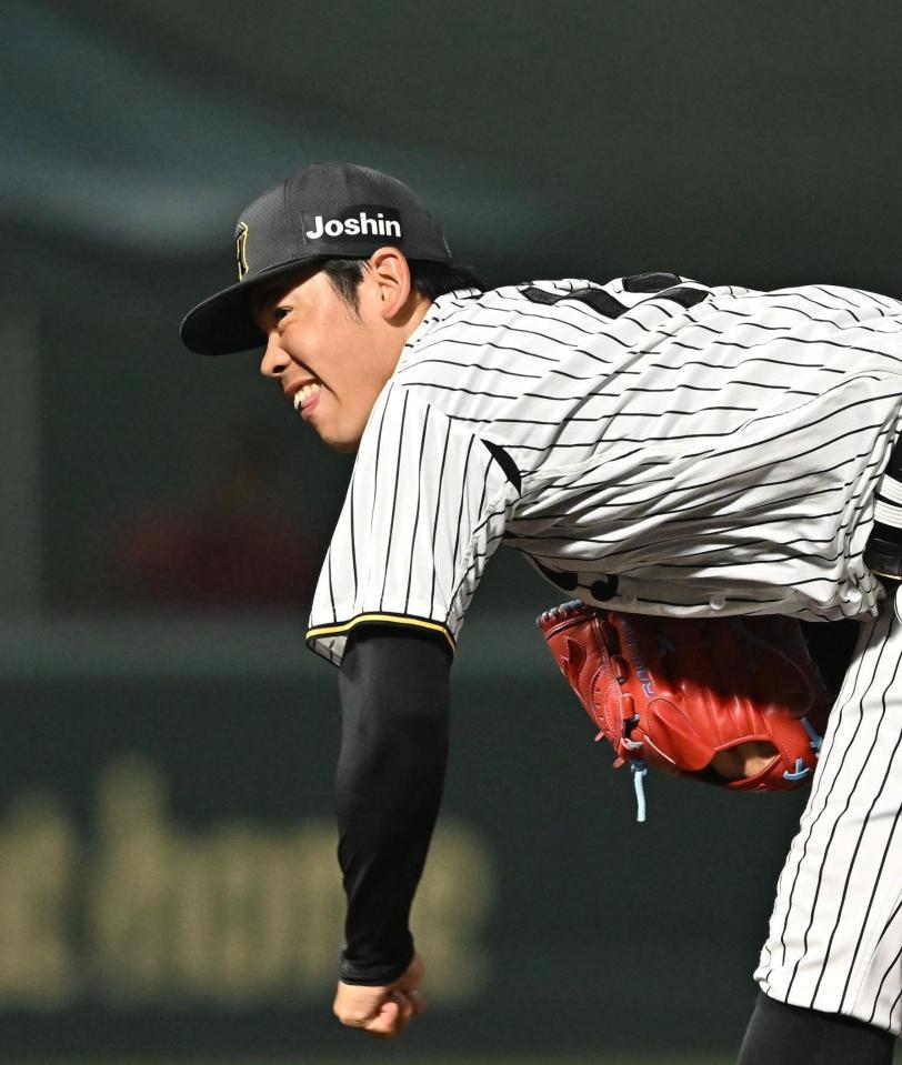 　８回から登板する鈴木（撮影・西田忠信）