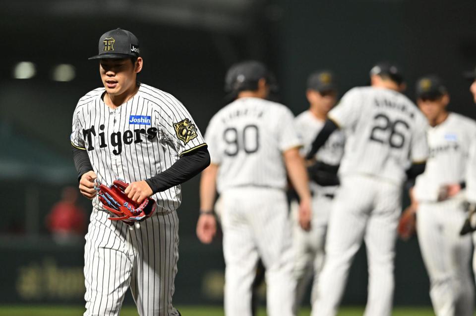 　８回、降板する鈴木（左）＝撮影・西田忠信