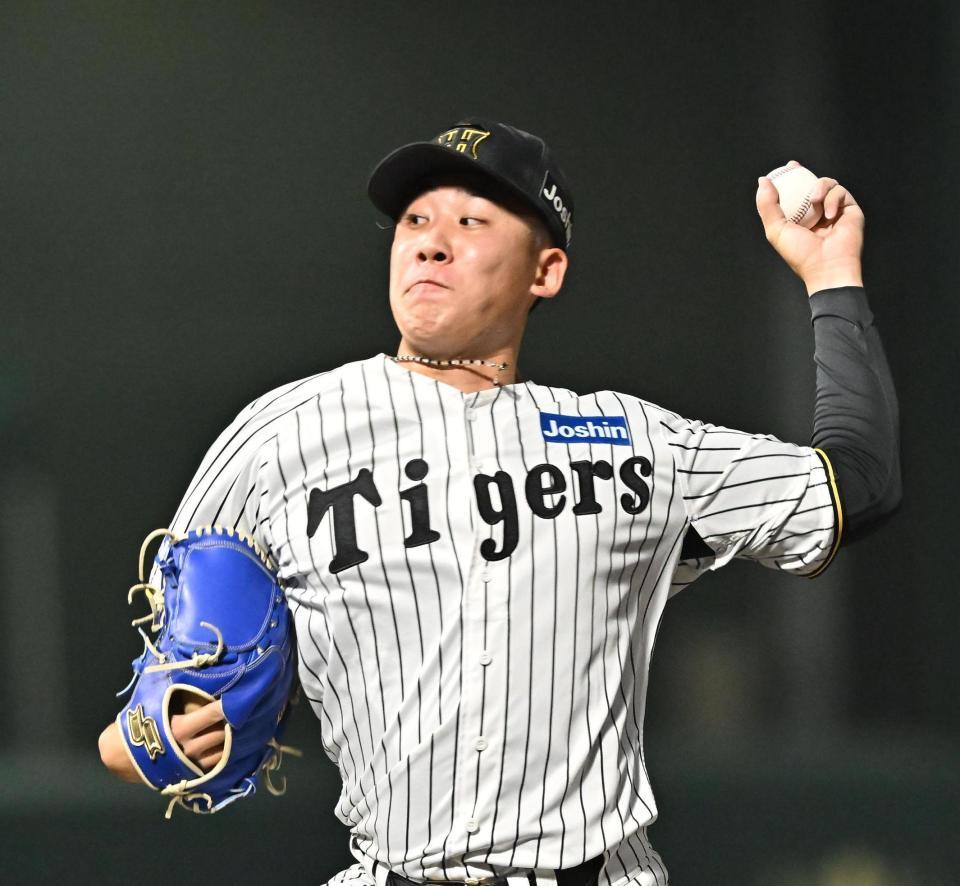 　７回途中から登板する富田（撮影・西田忠信）