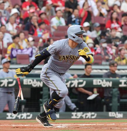 　１回、バットを折りながら中前２点タイムリーを放つ佐藤輝（撮影・市尻達拡）