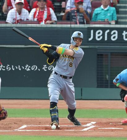 　１回、先制となる２点適時打を放つ佐藤輝（撮影・北村雅宏）