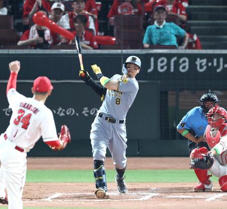 　７回、三塁打を放つ佐藤輝（撮影・北村雅宏）