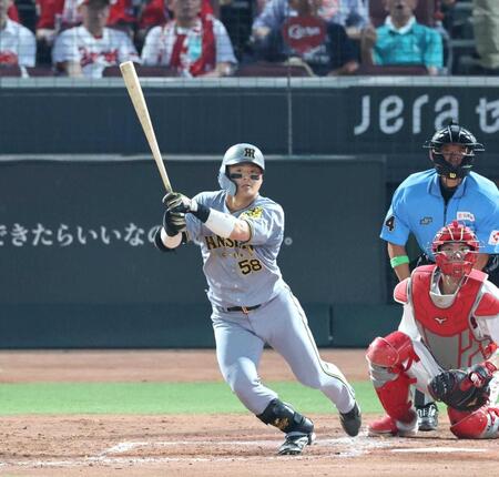 　４回、適時二塁打を放つ前川（撮影・北村雅宏）