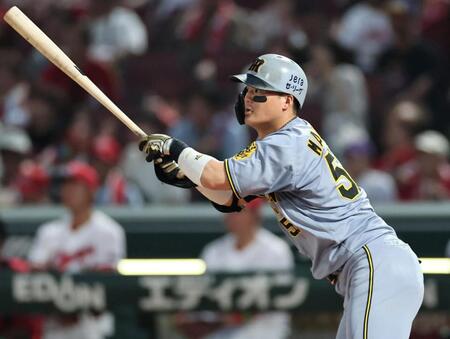 　４回、適時打を放つ前川（撮影・田中太一）