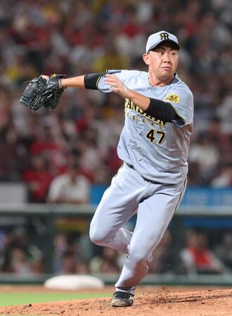 　７回、小園の二ゴロにマウンドを駆け降りる桐敷（撮影・市尻達拡）