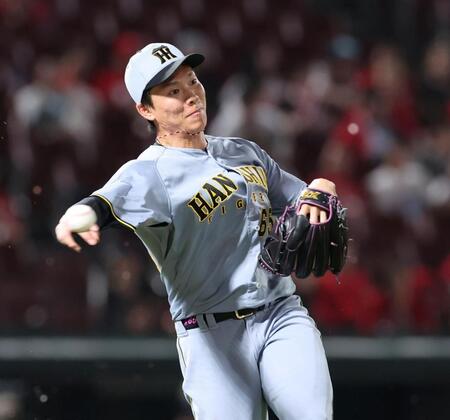 　９回、野間の打球を一塁へ送球する湯浅（撮影・市尻達拡）