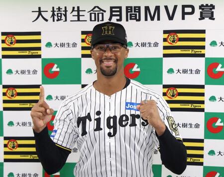 　６月度「大樹生命月間ＭＶＰ賞」に選出されてポーズを決めるデュプランティエ（撮影・北村雅宏）