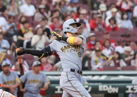 【写真】佐藤輝のジャンピングエルボータッチ　えっ！相手は森下じゃないの？