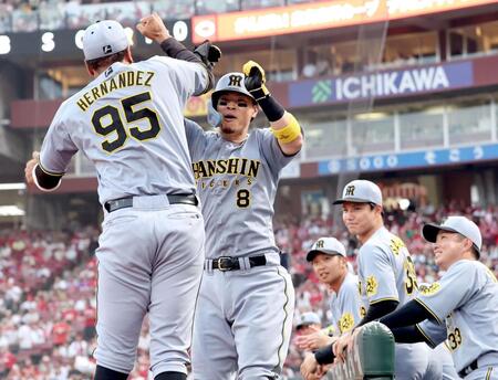 　２回、ソロを放った佐藤輝はヘルナンデスと喜び合う（撮影・田中太一）
