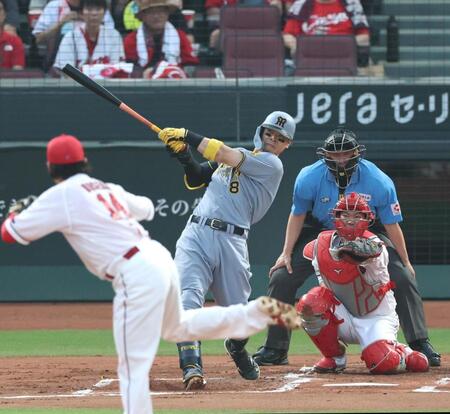 　２回、先制となるソロを放つ佐藤輝（撮影・北村雅宏）