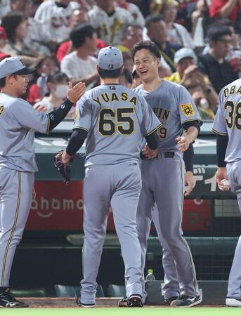 【写真】ピンチをしのいだ湯浅を出迎える大竹 感謝の笑顔がめっちゃいい!