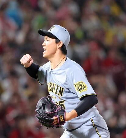 　６回、力強い投球でピンチをしのぎ、拳を握る湯浅（撮影・市尻達拡）
