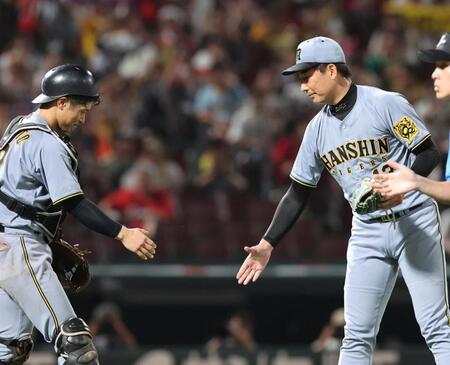 　９回を締め、坂本と握手をする岩崎（撮影・市尻達拡）