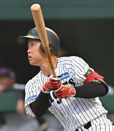 　１回、２点打を放つ中川（撮影・西田忠信）