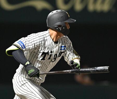 　８回、適時打を放つ木浪（撮影・西田忠信）